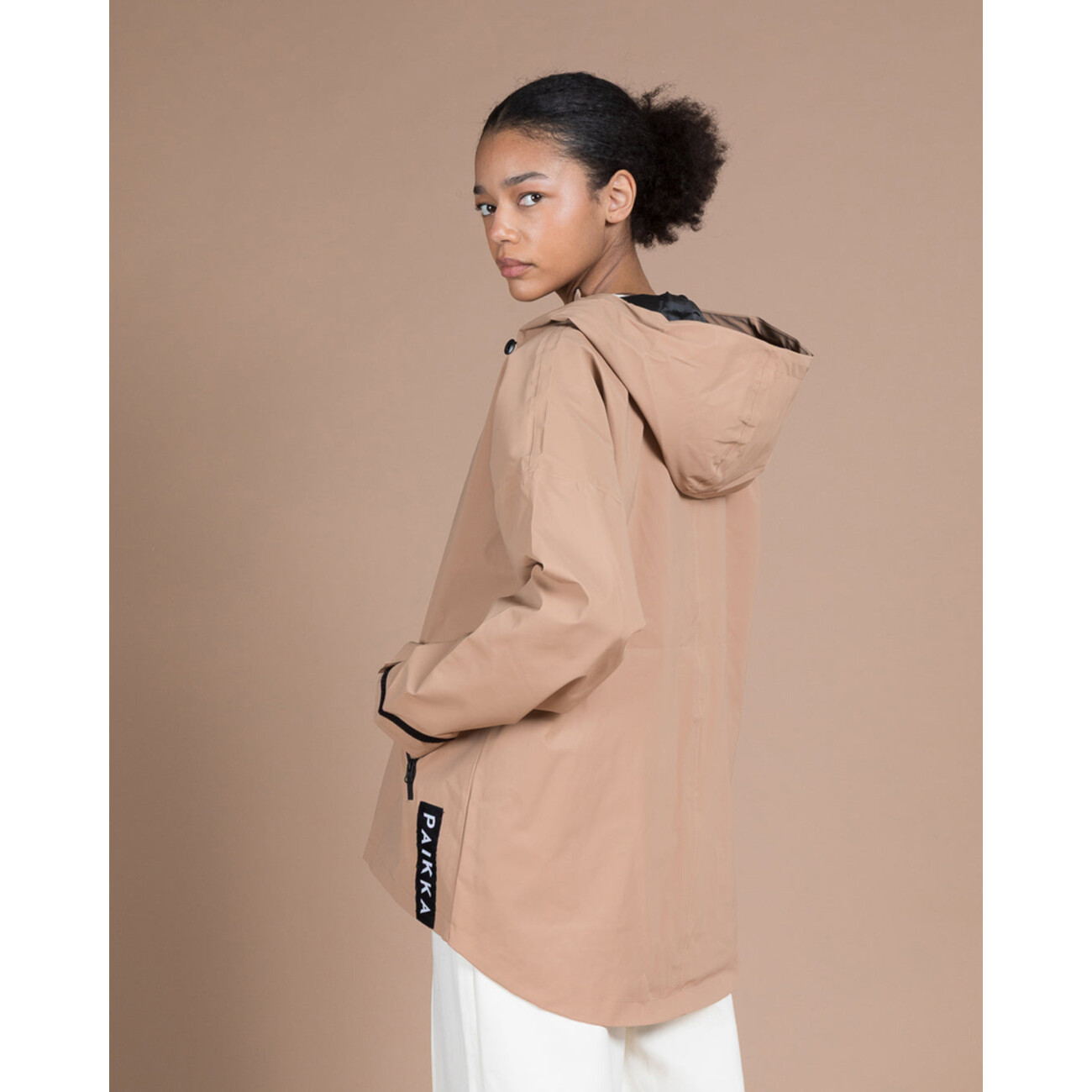 PAIKKA Visibility Raincoat Lite für Damen – Reflektierender & Wasserdichter Regenmantel Bild 3