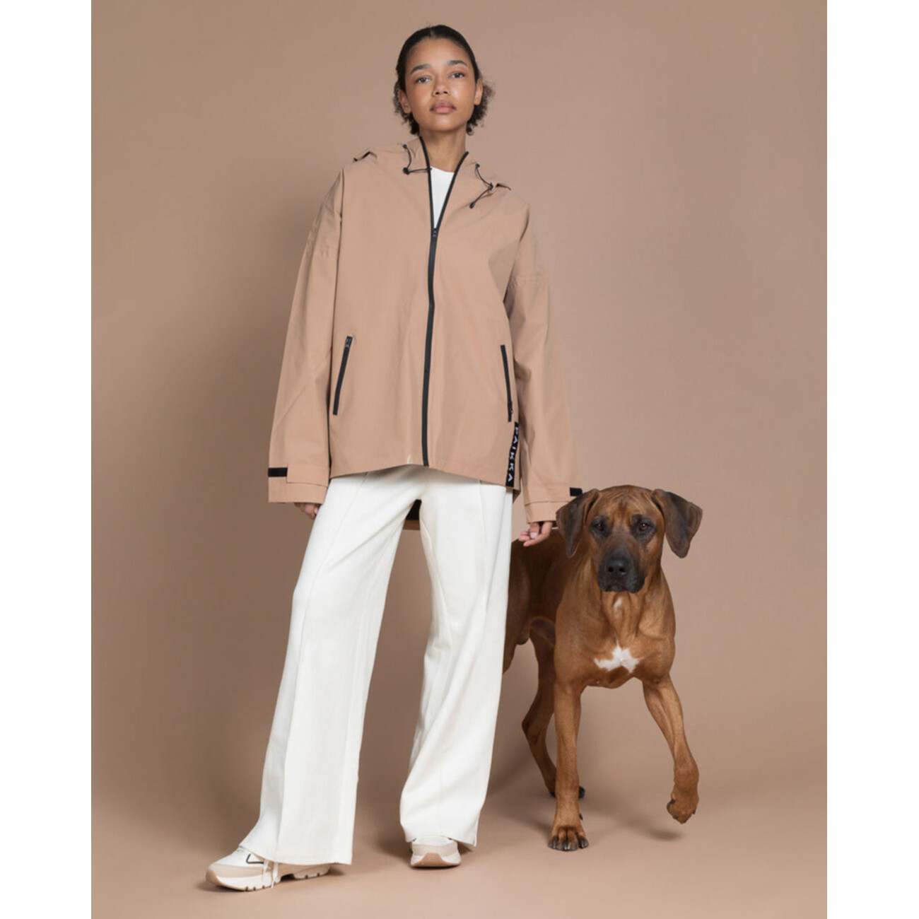 PAIKKA Human Visibility Raincoat Lite taupe – Reflektierende Unisex Regenjacke Bild 1