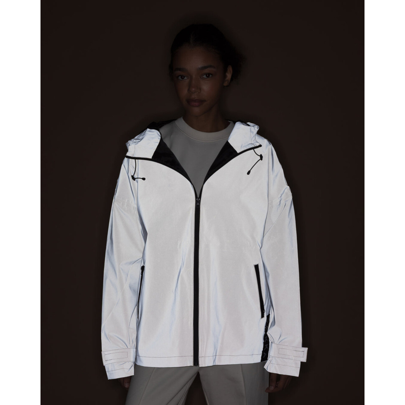 PAIKKA Human Visibility Raincoat Lite taupe – Reflektierende Unisex Regenjacke Bild 2