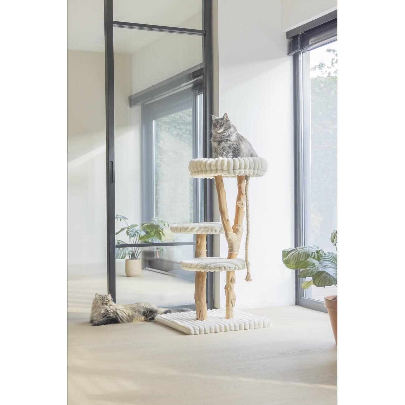 Kratzbaum Raja aus Holz von Designed by Lotte – Modernes Katzenmöbel mit Kuschelbett Bild 5