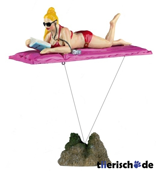 Frau auf Luftmatratze Bild 1
