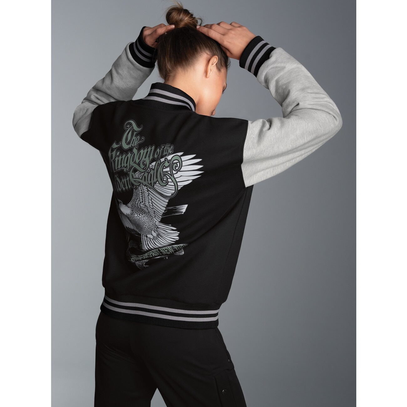 Collegejacke mit großem Adler-Rückenprint Schwarz Bild 10
